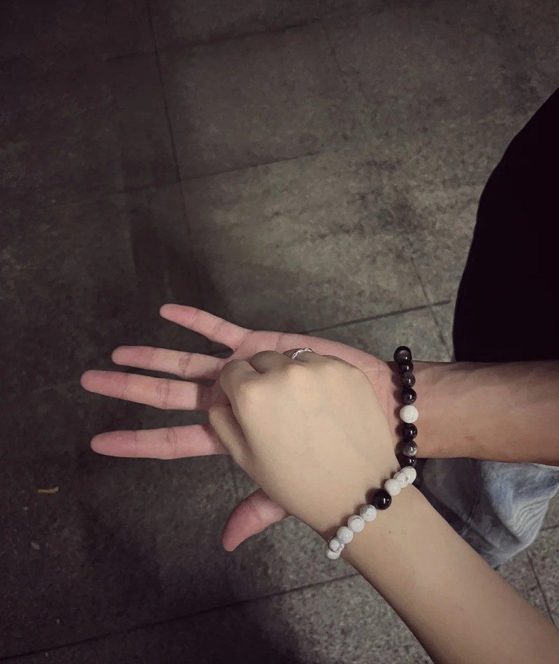 couple hand pic original 7
