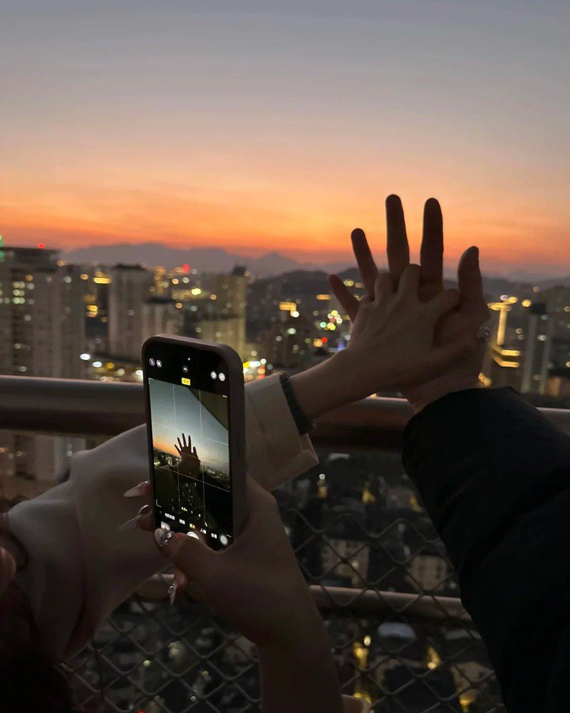 couple hand pic real 1