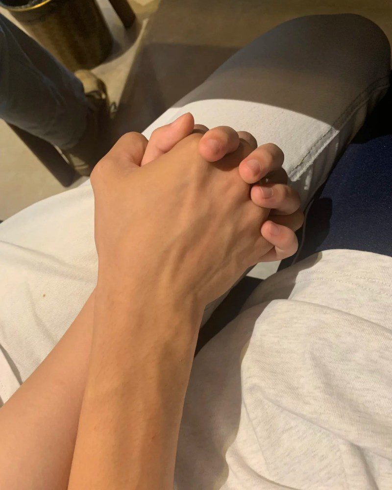 couple hand pic real 10
