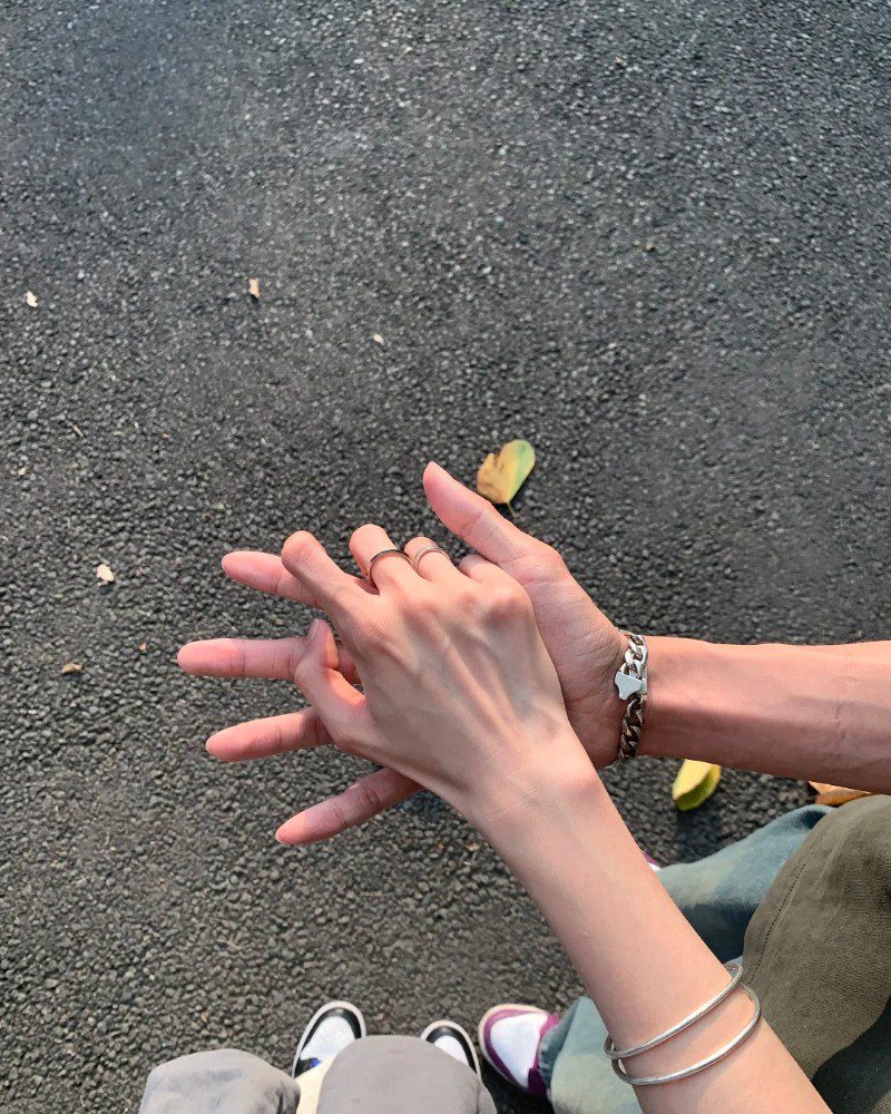 couple hand pic real 2