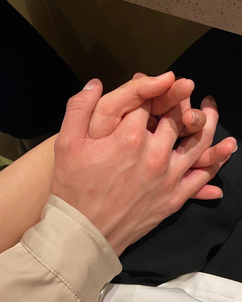 couple hand pic real 25