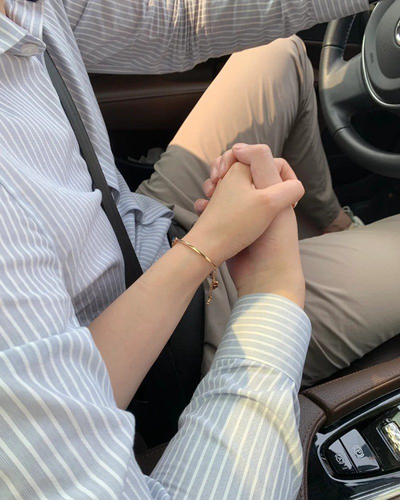 couple hand pic real 27