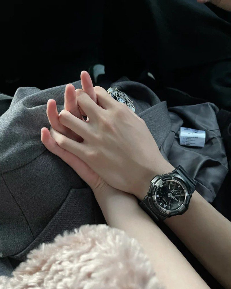 couple hand pic real 32