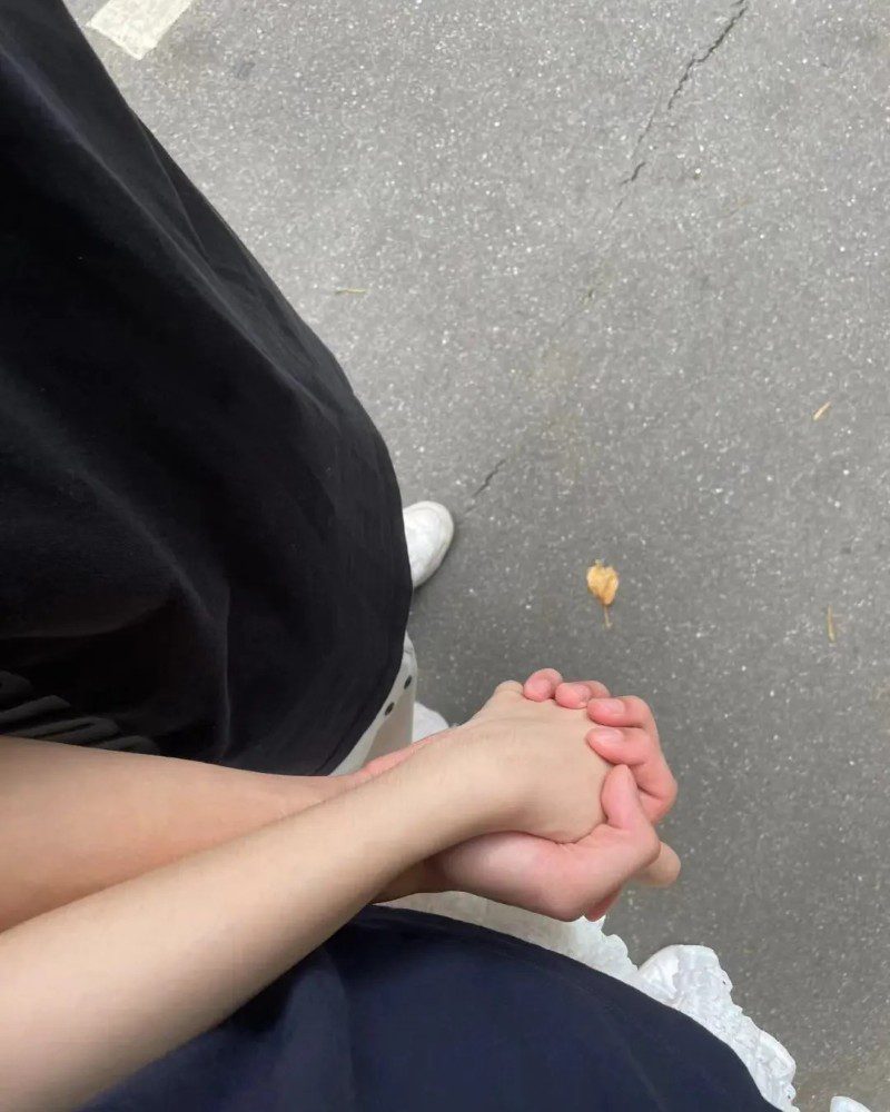 couple hand pic real 9