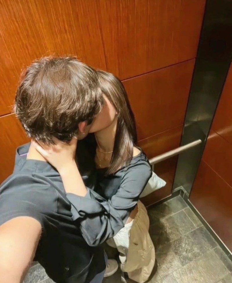couple kiss pic 1