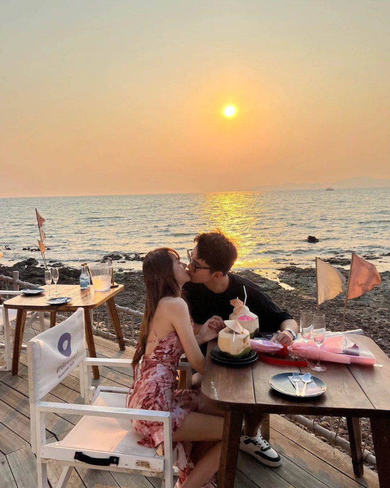 couple kiss pic 10
