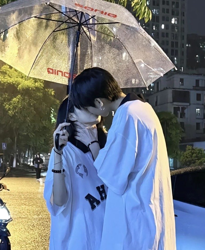 couple kiss pic 11