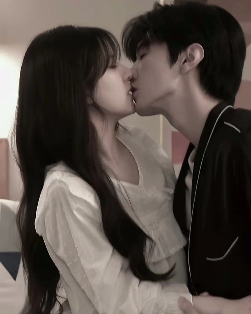 couple kiss pic 12