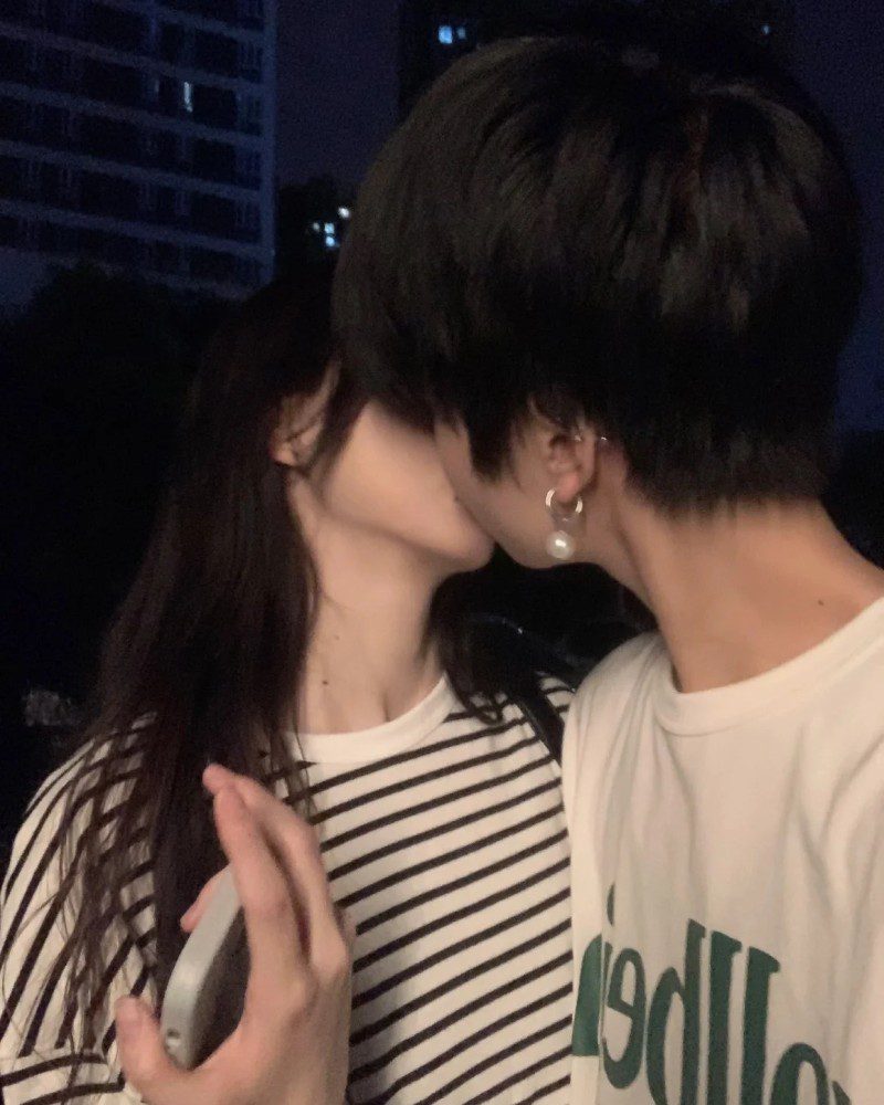 couple kiss pic 13
