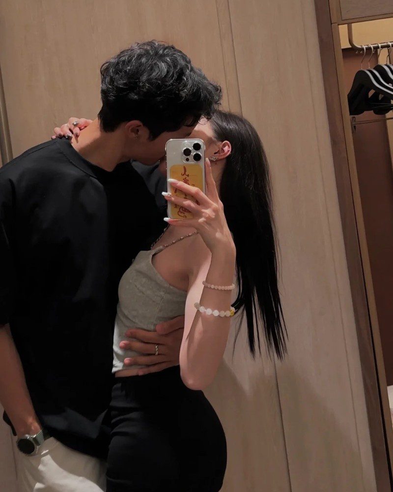 couple kiss pic 14