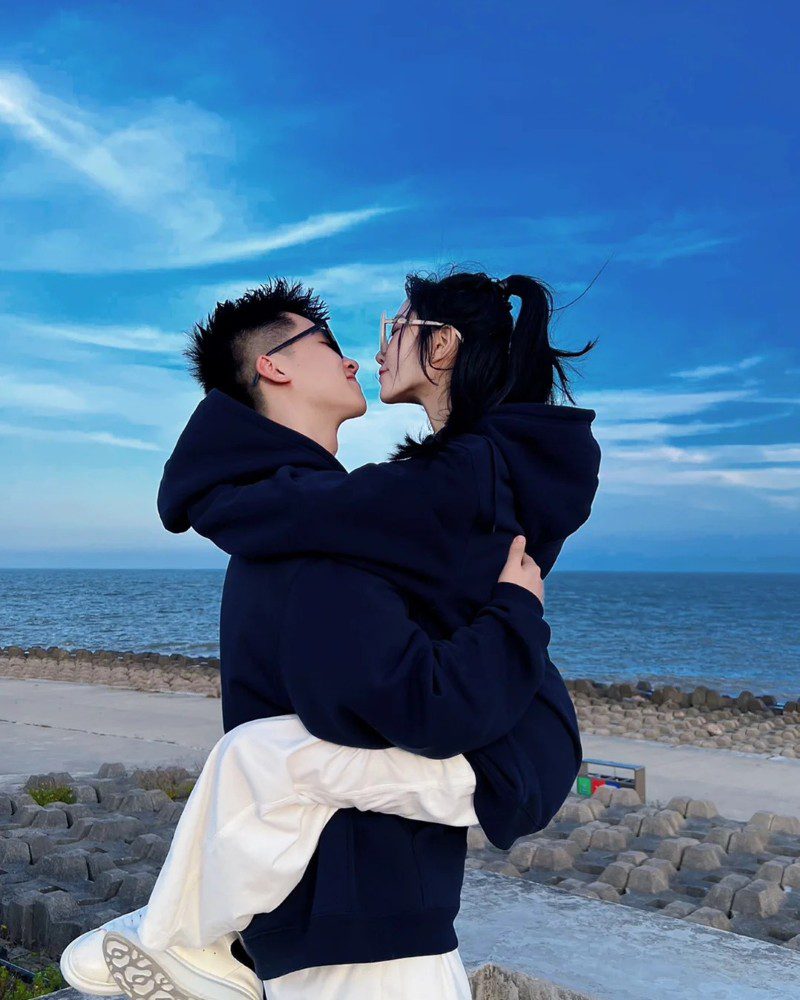 couple kiss pic 16