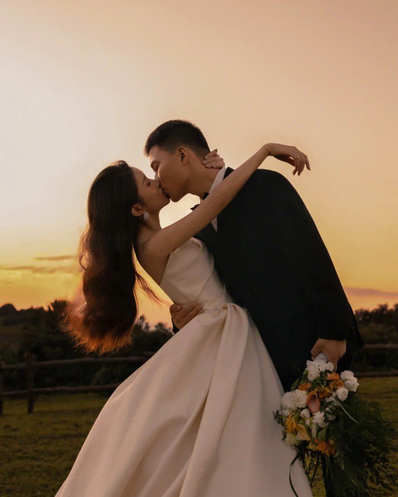couple kiss pic 17