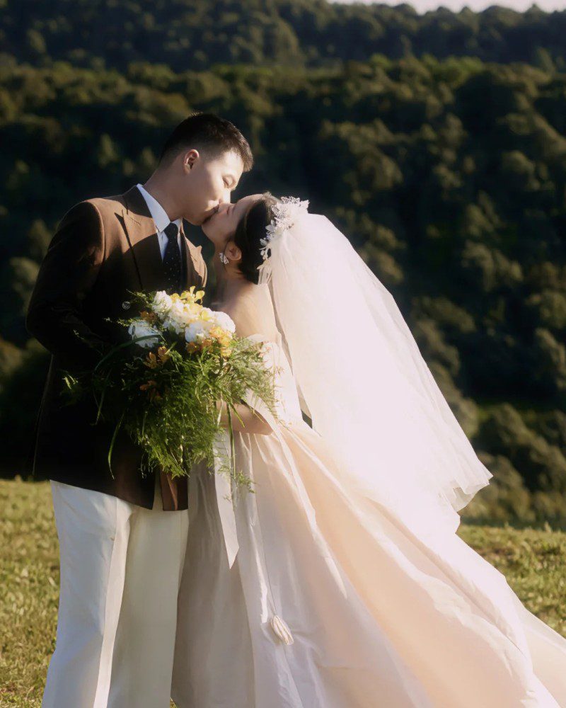 couple kiss pic 18