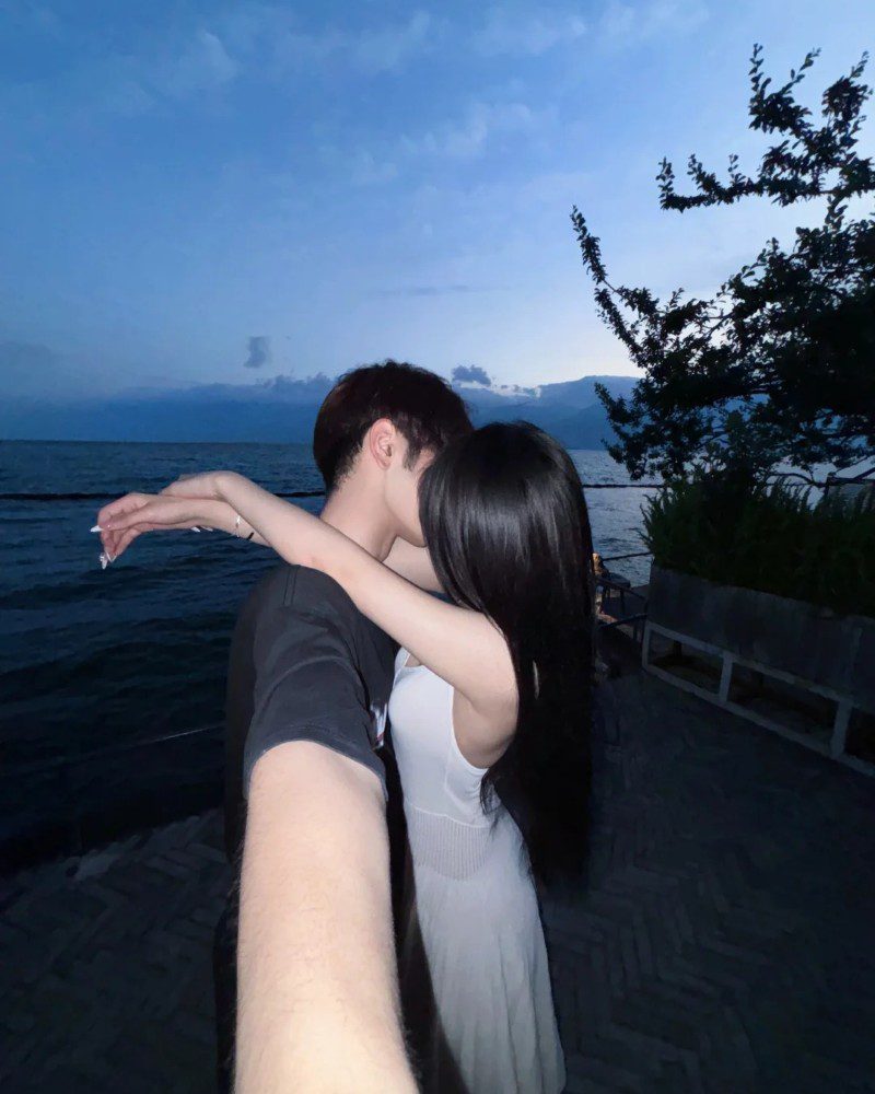 couple kiss pic 19