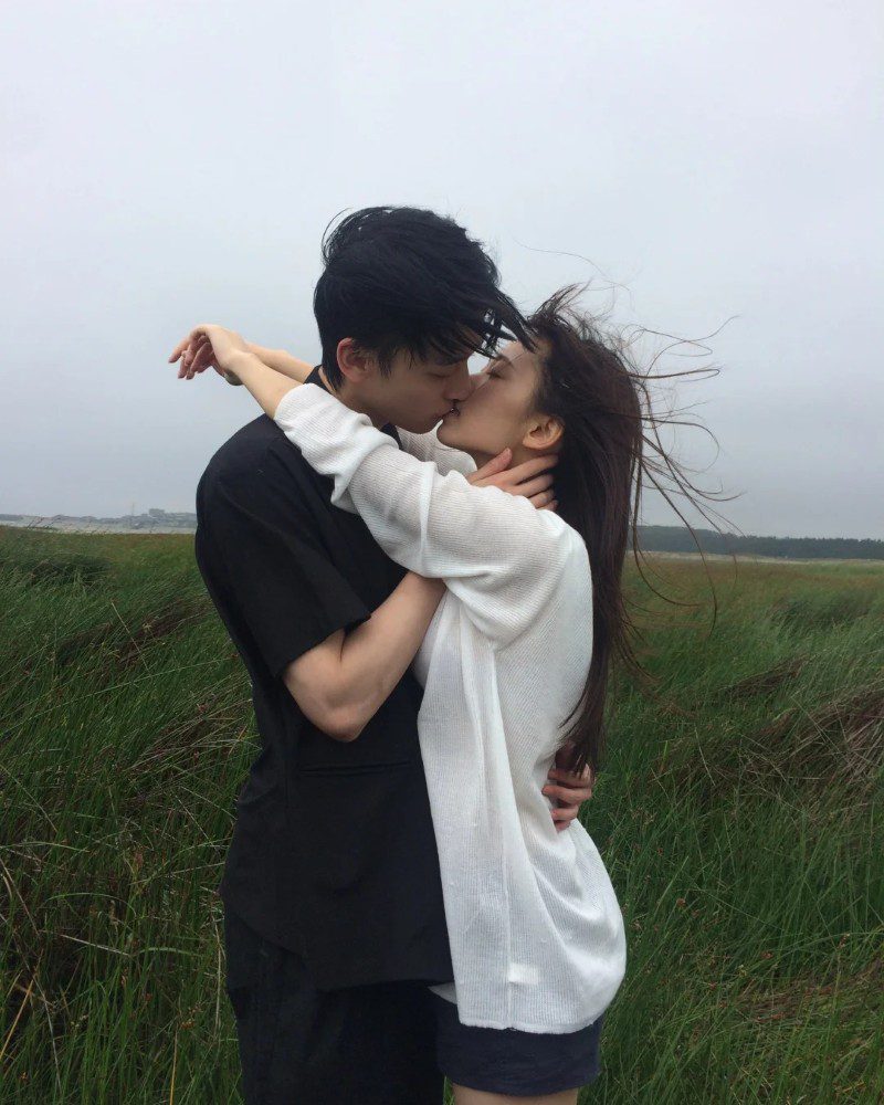 couple kiss pic 20