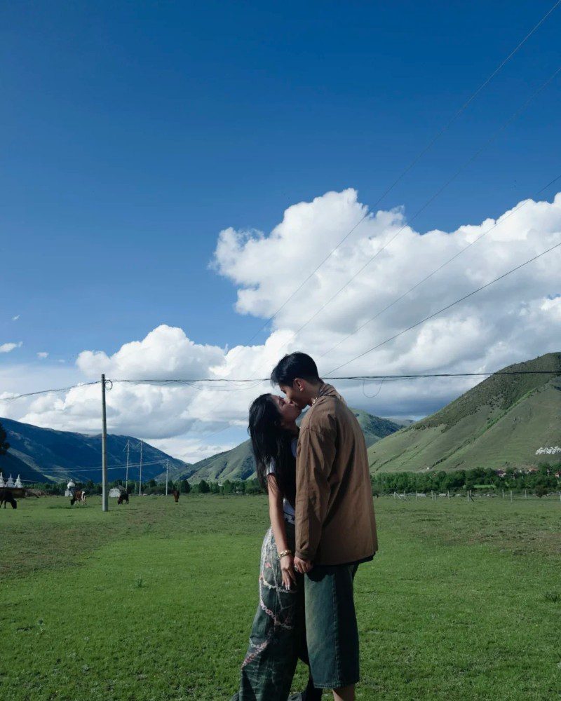 couple kiss pic 21
