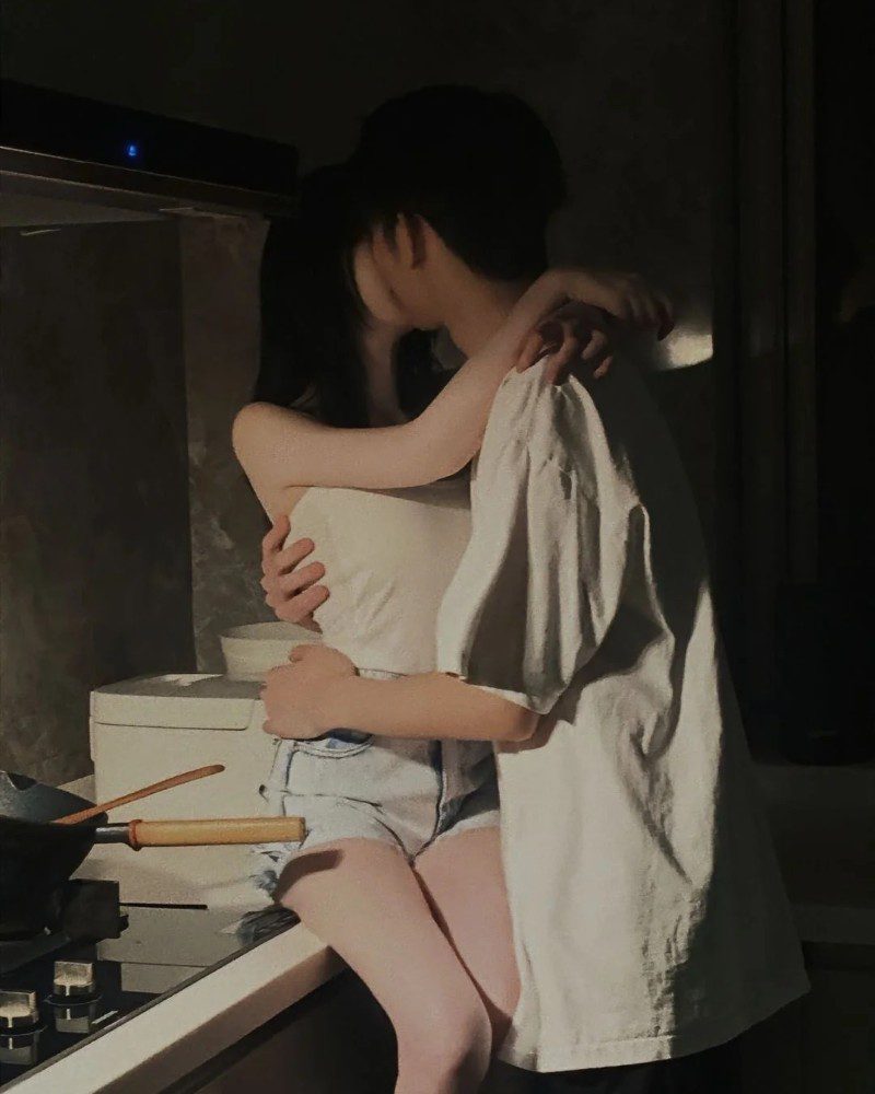 couple kiss pic 22