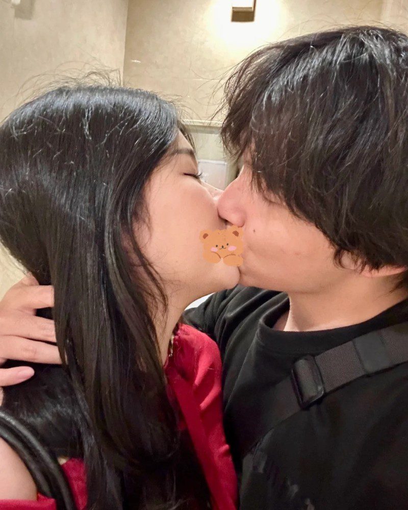 couple kiss pic 23