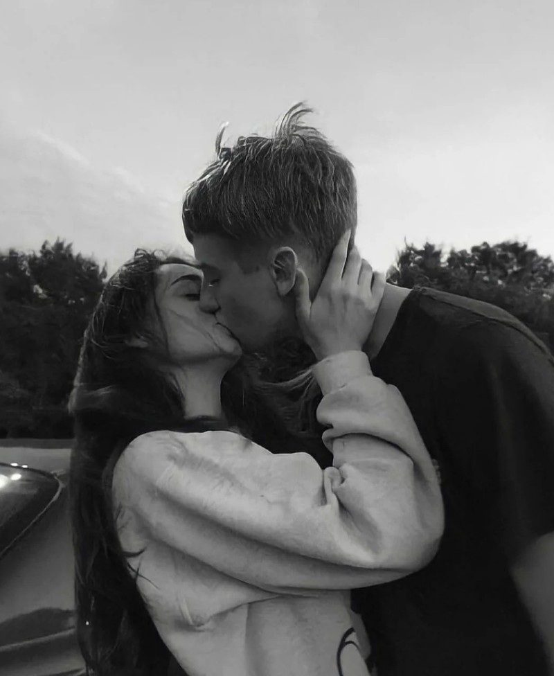 couple kiss pic 25