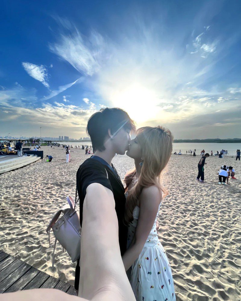 couple kiss pic 27