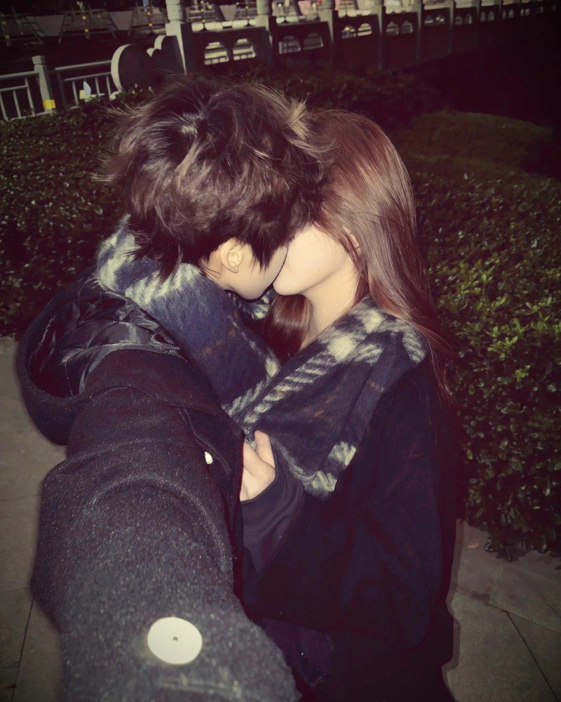 couple kiss pic 28