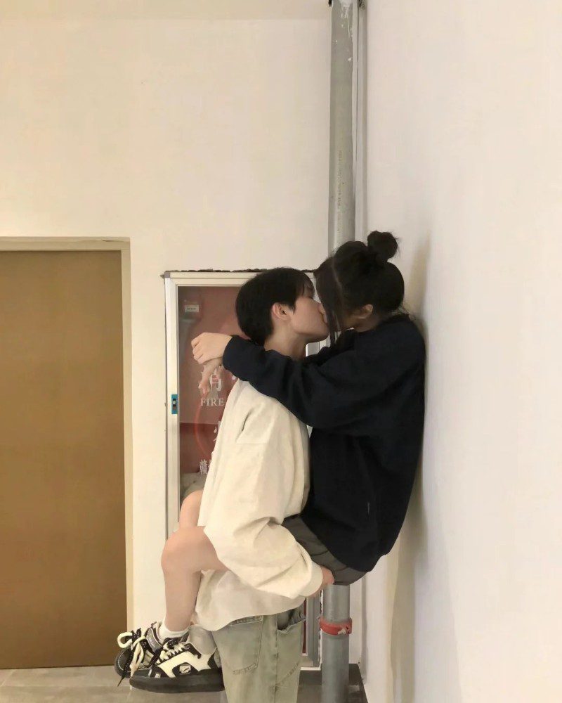 couple kiss pic 3