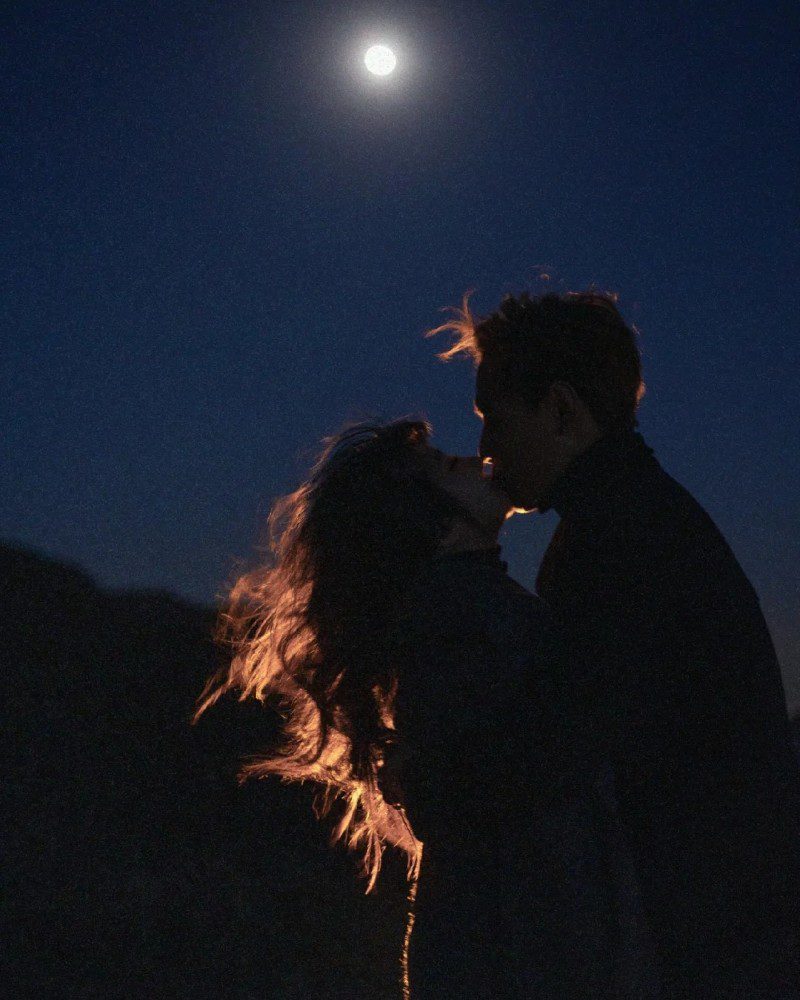couple kiss pic 30
