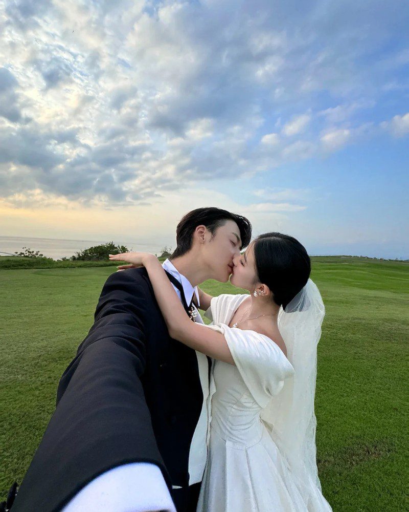 couple kiss pic 31