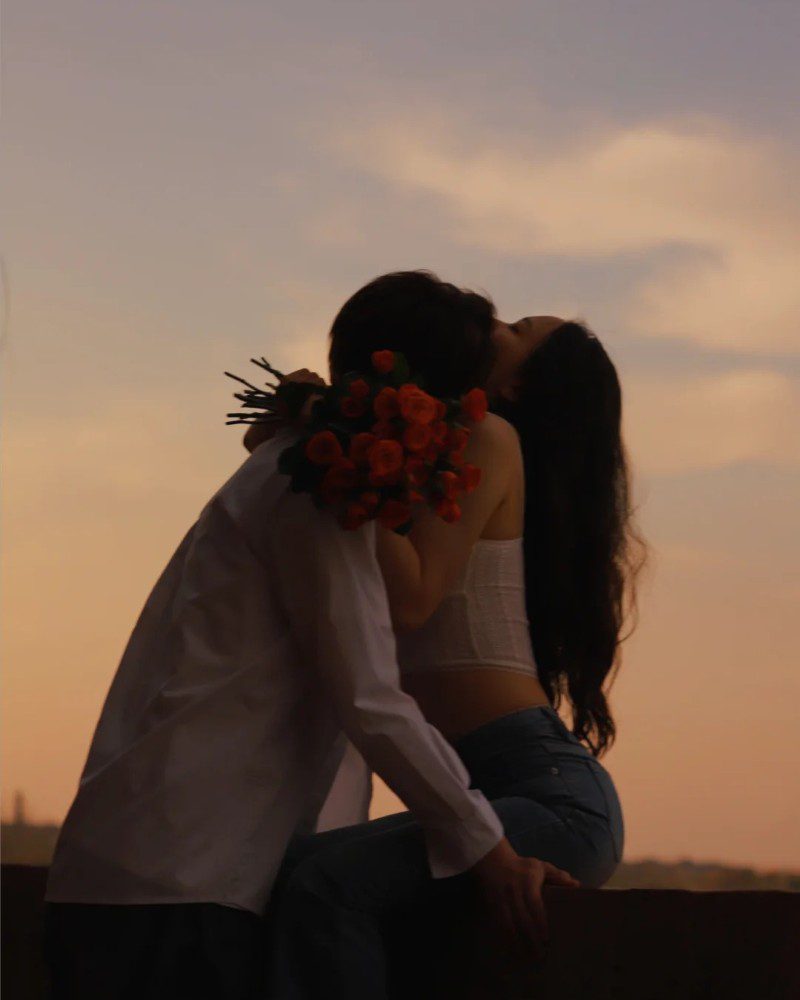 couple kiss pic 33