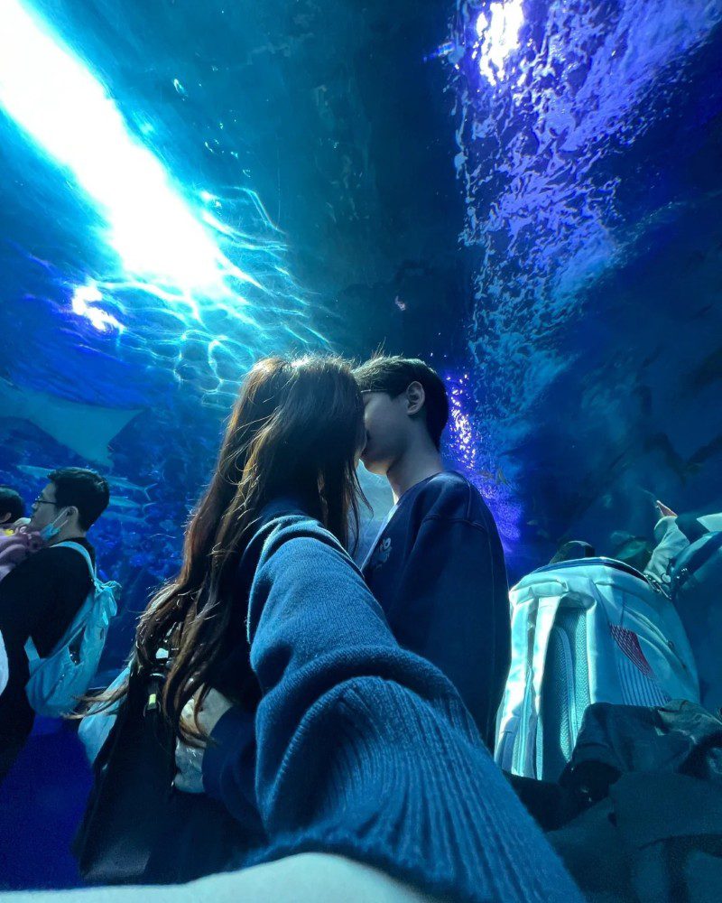 couple kiss pic 34