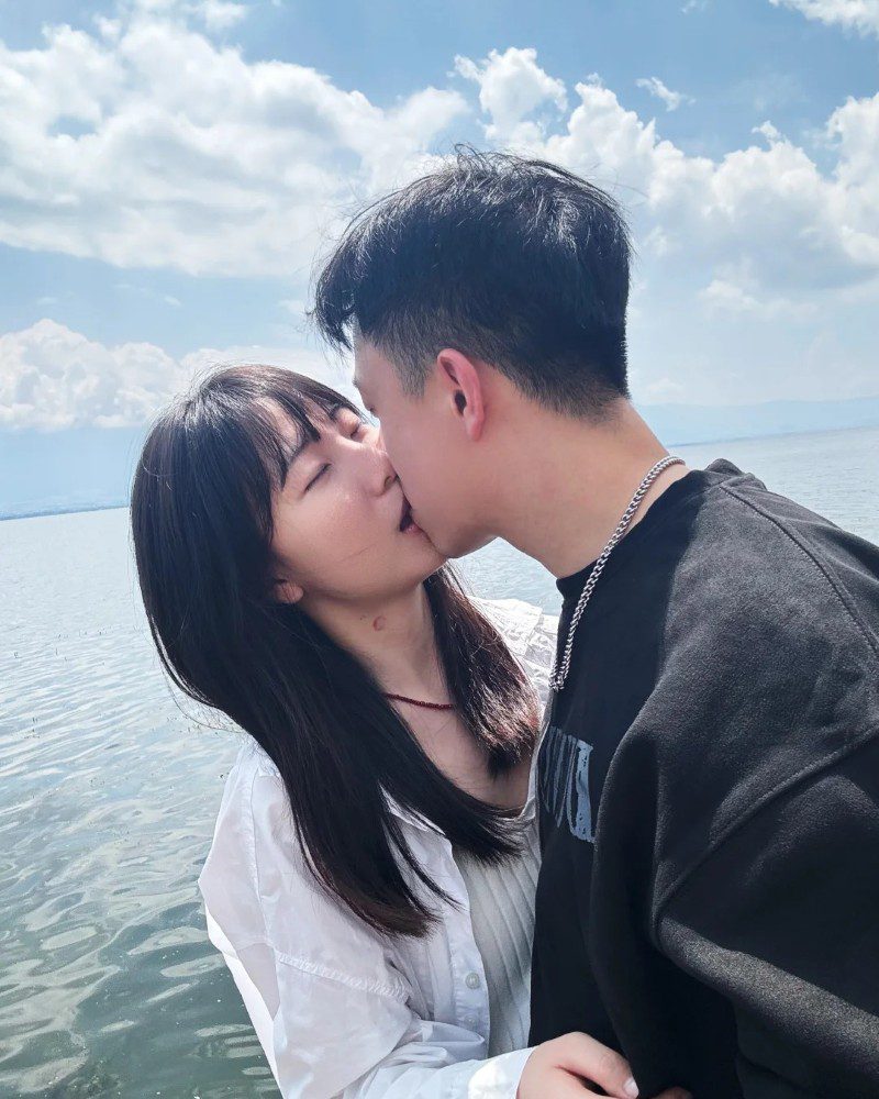 couple kiss pic 35
