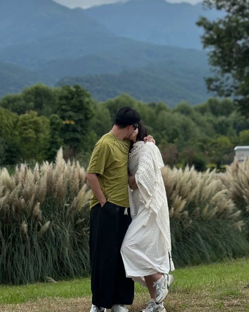 couple kiss pic 36
