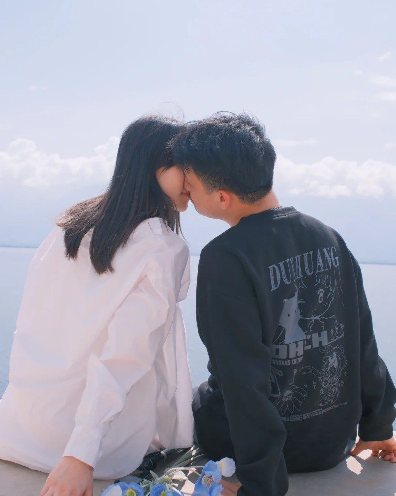 couple kiss pic 37