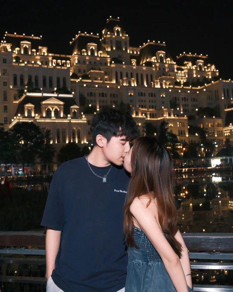 couple kiss pic 38