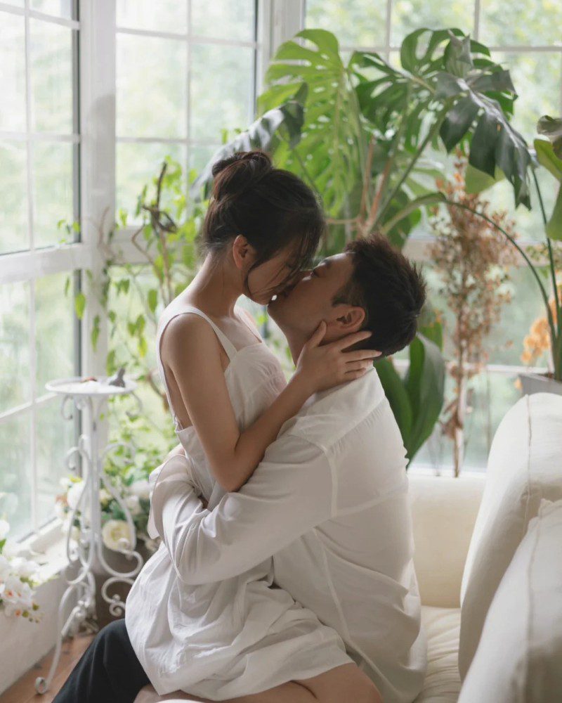 couple kiss pic 39