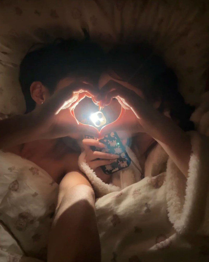 couple kiss pic 4