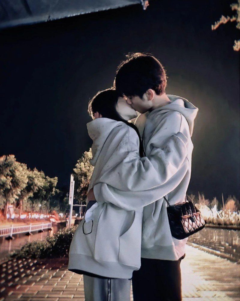 couple kiss pic 40