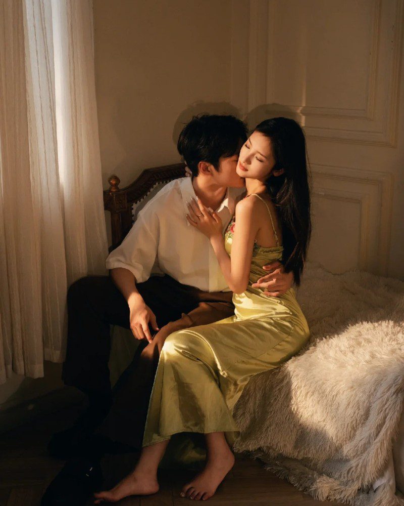 couple kiss pic 5