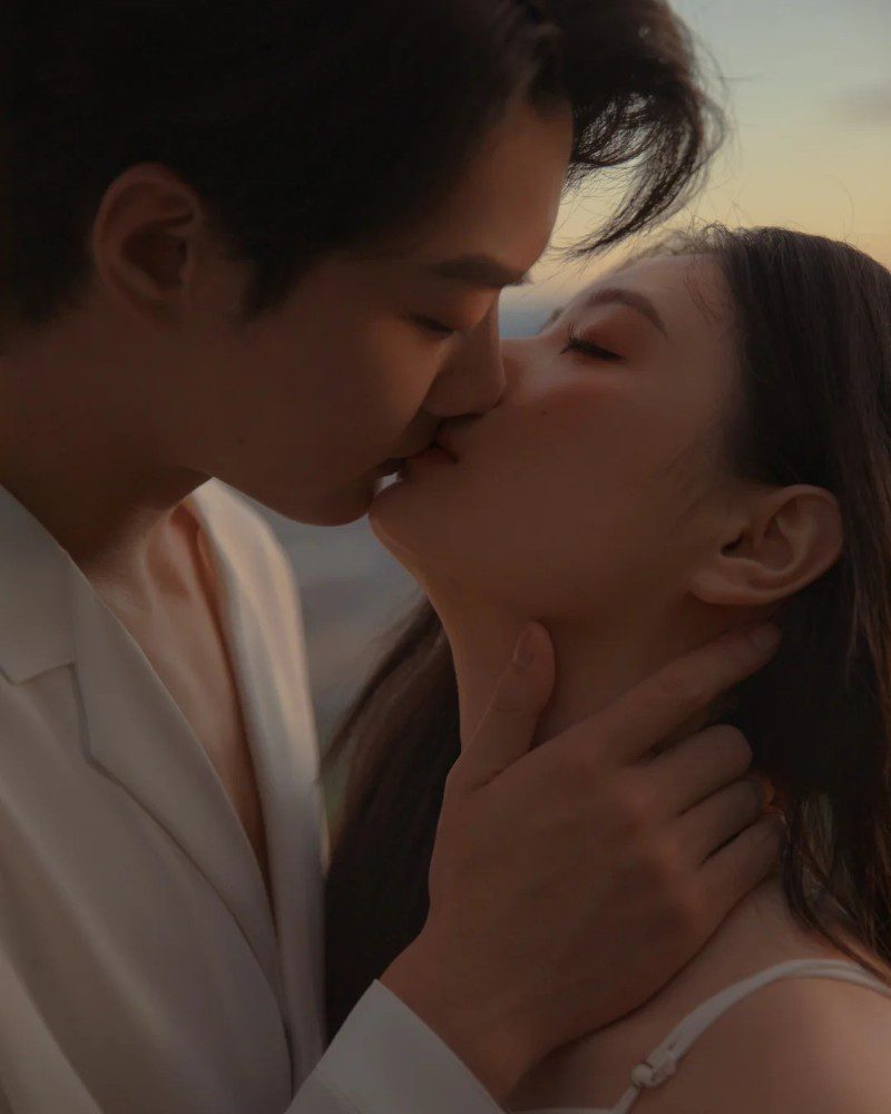 couple kiss pic 6