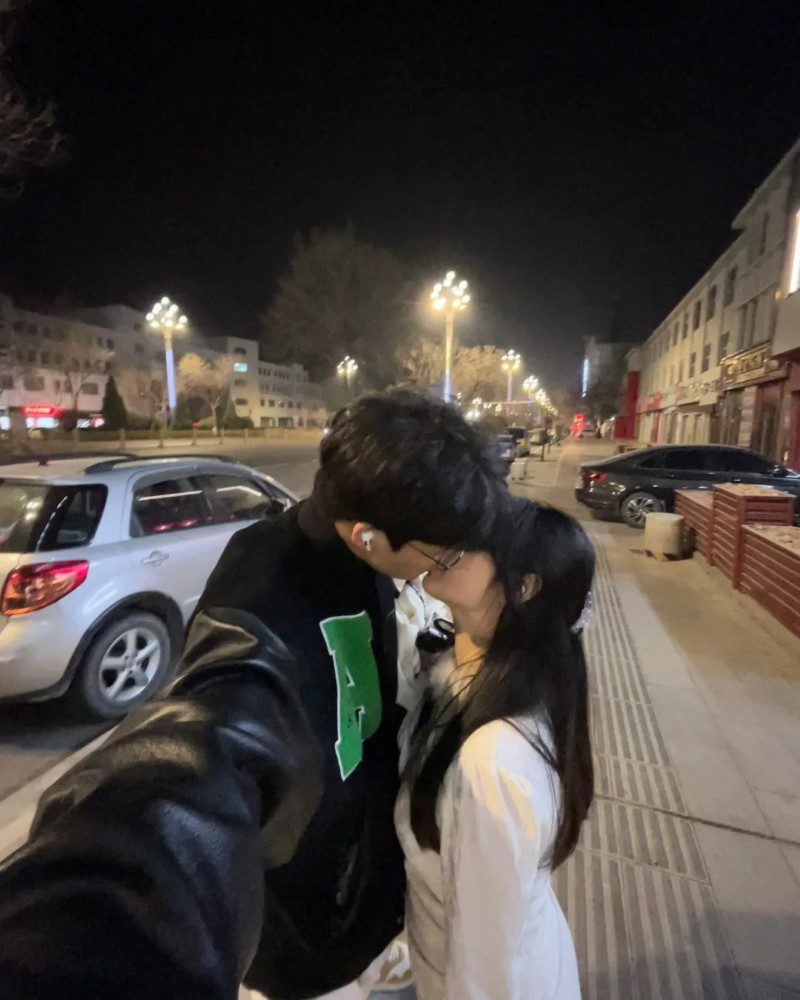 couple kiss pic 7