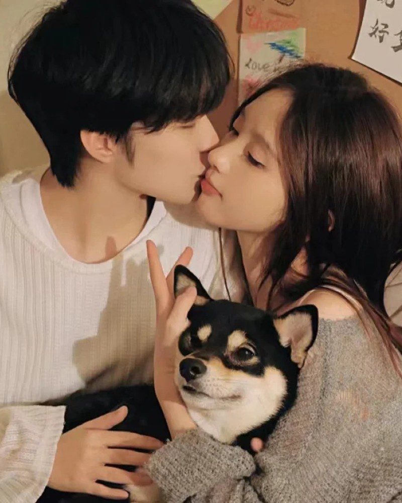 couple kiss pic 8