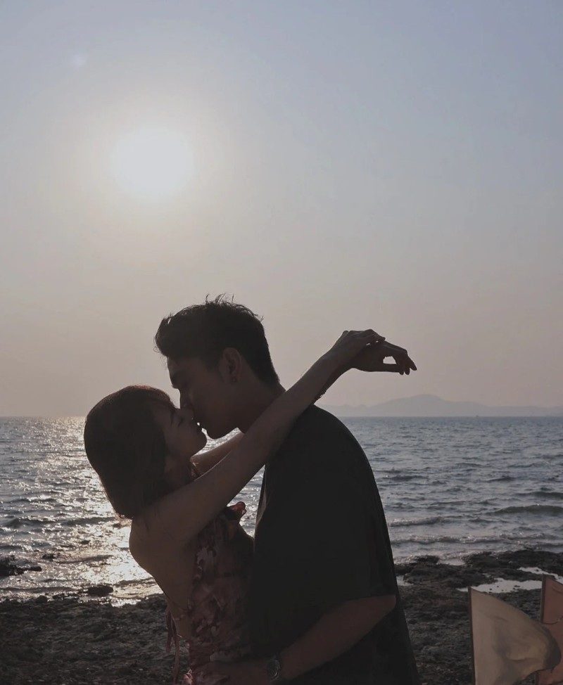 couple kiss pic 9