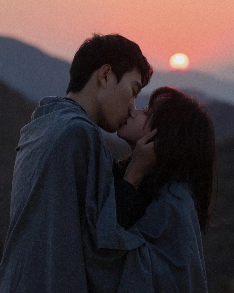 couple kiss pic at night