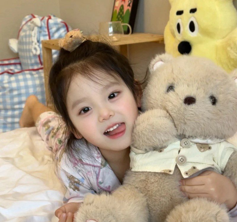 cute girl with teddy bear profile pic 8