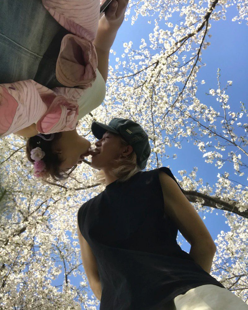 hot couple kiss pic