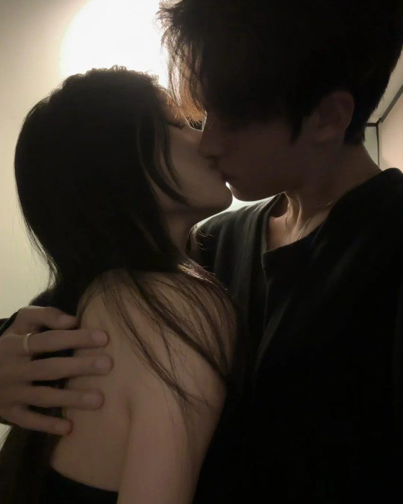 hug kiss couple pic