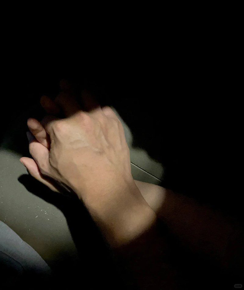 instagram couple hands pic for dp