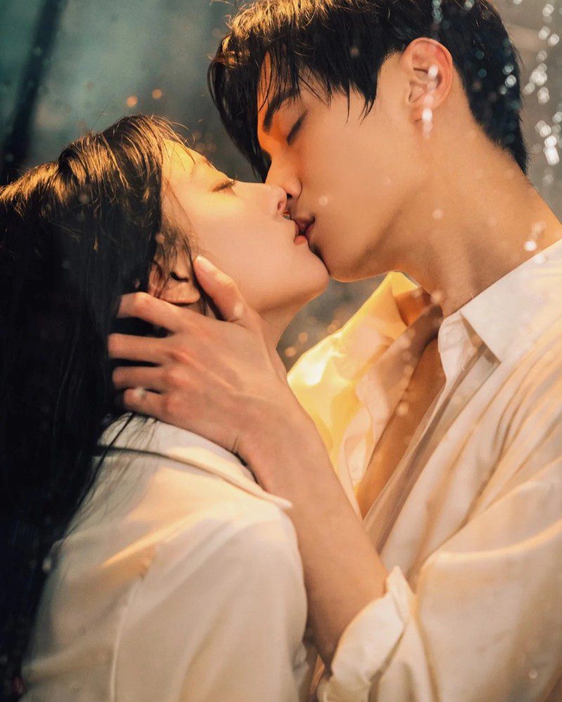 romantic couple kiss pic